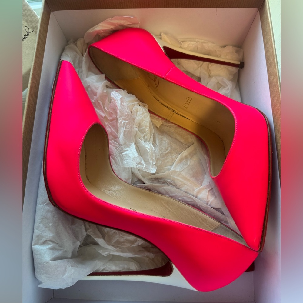 Like new, Christian Louboutin So Kate Mat/Jazz calf heels.
